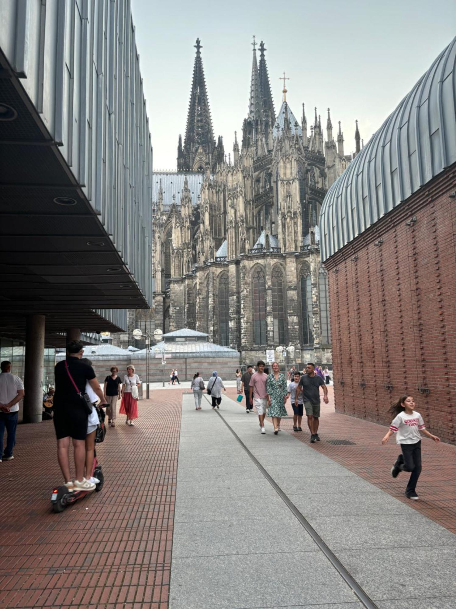 Koeln Wohnung 4 Min Naehe Von Hbf Und Dom Mit Garten ,Balkon & Office Luaran gambar